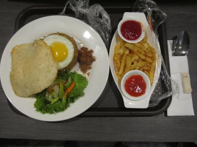 ルームサービスのナシゴレンとポテトフライ。