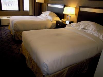 クイーンサイズのベッドで、部屋も広々としています。