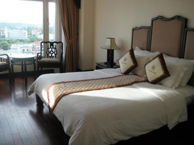 フオン川の近くにあるホテル