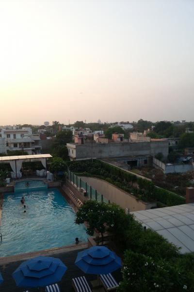 奥にタージマハール