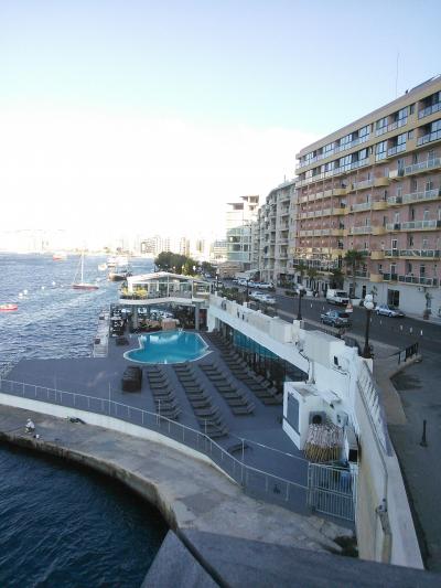 海の前にもプールが