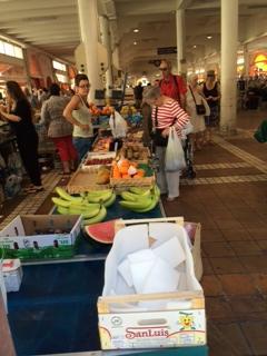 カンヌの日常が垣間見れる市場