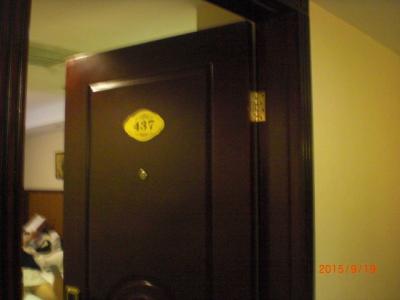 古い現地ビジネスホテルの趣は伝わる…