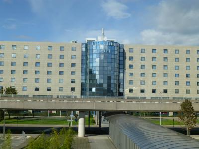 空港の道を隔てた反対側です