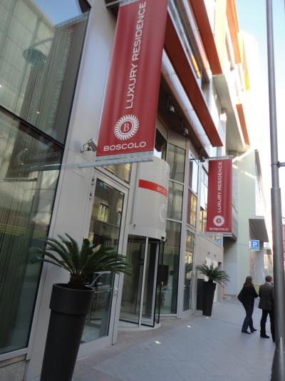 入り口は裏通りです