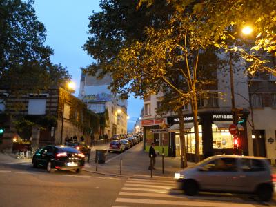 最寄駅からの道中。右手の明かりのついたお店はパン屋さんです。