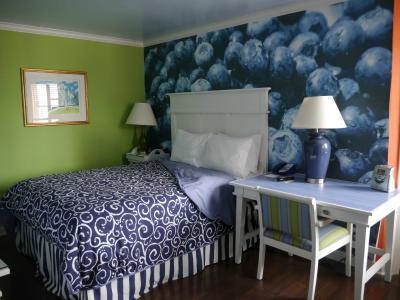 机と同じ高さのベッド　寝相の悪い人にはつらいかも