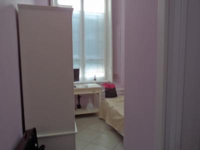 シングル。広くはないですが、スーツケースは広げられます。