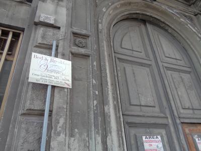 玄関の左上に小さい看板があります。エレベータは１階と２階の間