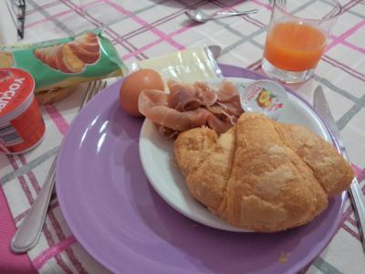 朝食。巨大なクロワッサンは温めてくれます。