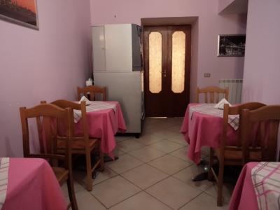 朝食会場。宿泊室が右側に続いてます。