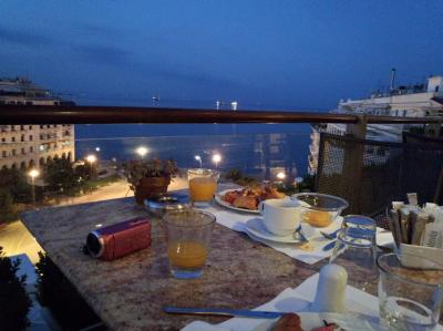 テラスにて早朝の朝食