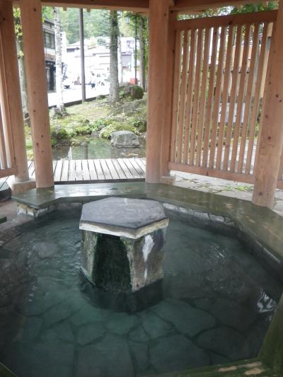 湯畑と、ホテルや駅を結ぶターミナル。