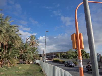 駅からホテルへと続く道。
