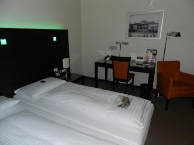 小さなベッドが二つ並んでいるツインベッド