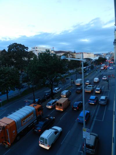 部屋からの眺め（朝の渋滞）
