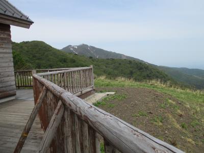 カーブが多い観光客用のスカイラインか