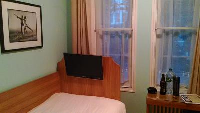 狭いけど、小奇麗な部屋でした。