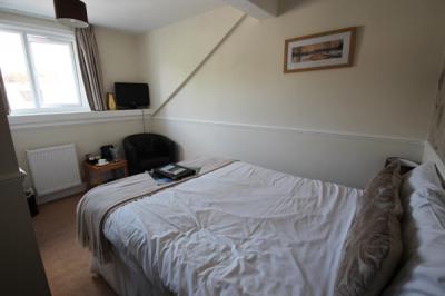 バスルーム（シャワーのみ）とトイレ付きダブルルーム