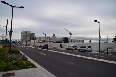 バス停からはトラムの線路を越えて、徒歩５分ほど。