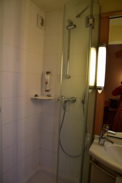 取っ手の穴からシャワーのお湯が漏れます。