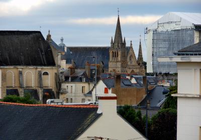 部屋から大聖堂を遠望する