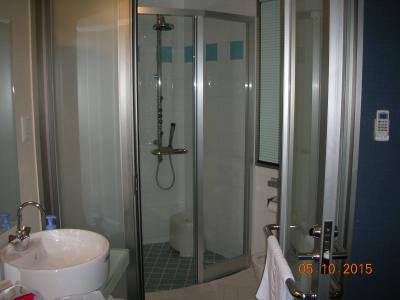 ”清潔なシャワー室で癒し”