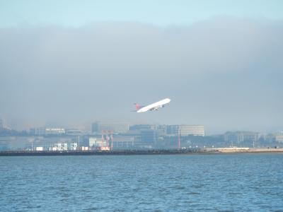 サンフランシスコ国際空港方面（奥には霧）