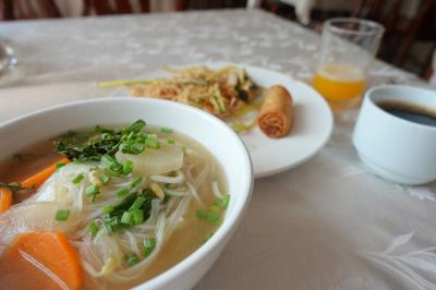 朝食はバイキング。カンボジア版フォーも美味しい！
