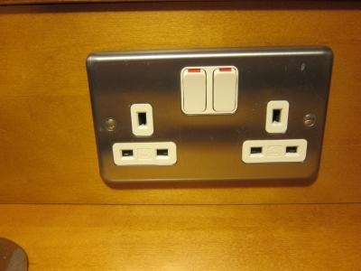 電源コンセント：ヨーロッパで一般的に使われている丸ピンのアダ