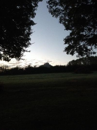 裏庭からの朝焼けと城