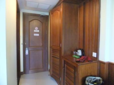 出入口　左側にバスルームがあります