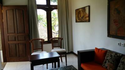 窓の下には美しいプール