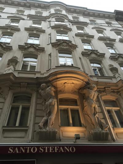 ヨーロッパのクラシックホテルといった外観です。