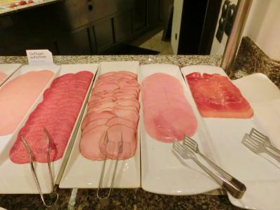 朝食：ハムなど