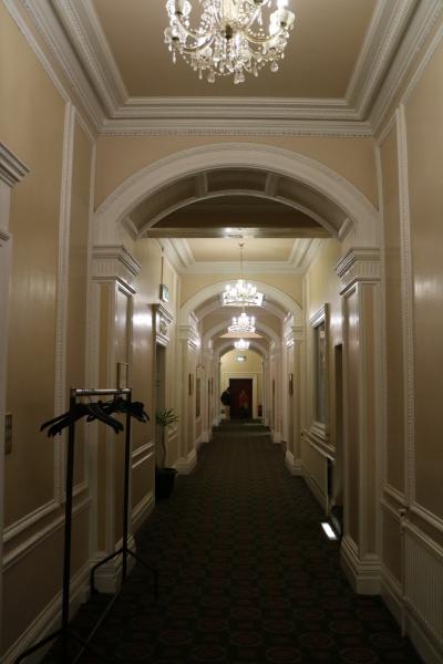 フロント奥の通路（この辺りは結構豪華です）を進み