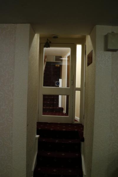 ドアの先の階段を昇ります。