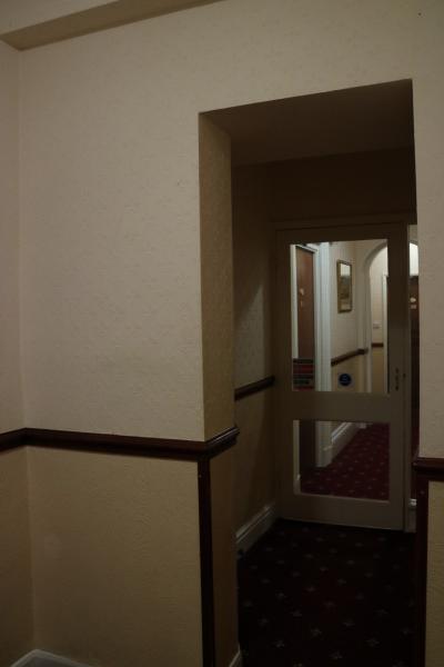 そしてこのドアを通ると部屋に到着