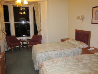 部屋は結構きれいです。出窓もあります。