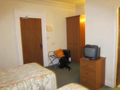 振り返ると今では珍しいアナログ・ブラウン管テレビが