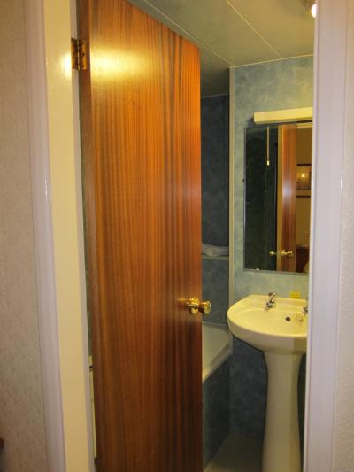 バスルームはとっても狭いです。