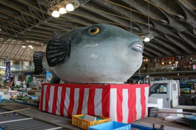 週末・祝日は調理された魚料理が市場に並んでいます