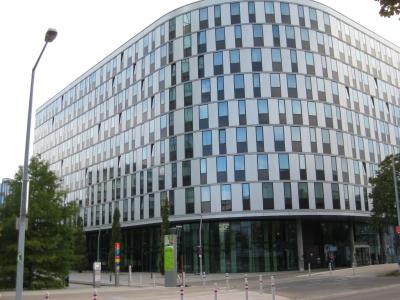 周囲には近代的建物ばかりで意外と目立たない