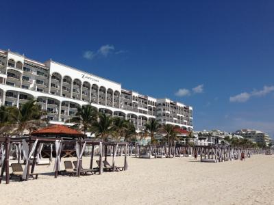 老若男女カップルだらけです。