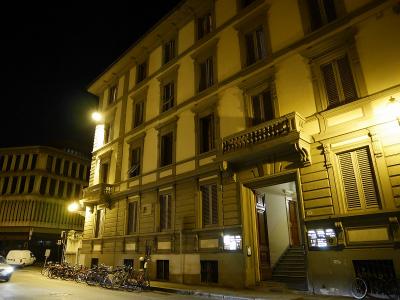 夜のホテル外観