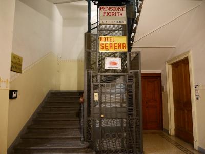 ホテルの旧式エレベーター