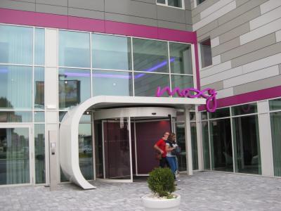 近代的だが夜見ると妖しい