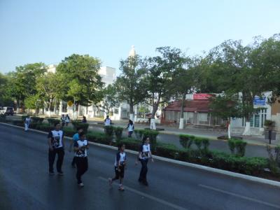 道路をランニング？ウォーキング？