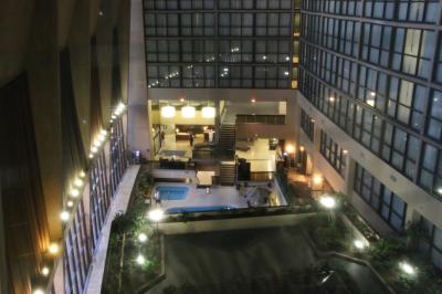 客室からホテルセンターの吹き抜け部・フロントの眺望