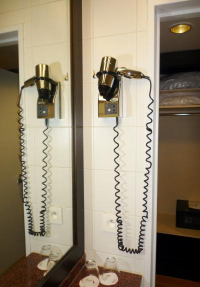 ドライヤーは固定式